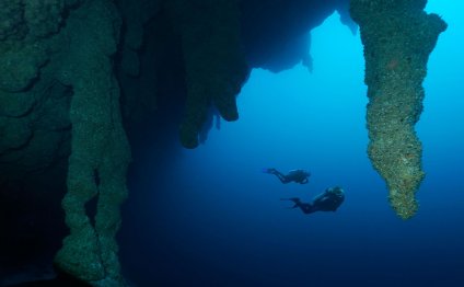 Diving the Great Blue Hole of
