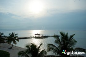 Die Gäste auf dem Grundstück einen schönen Morgen Sonnenaufgang über dem Meer zu genießen