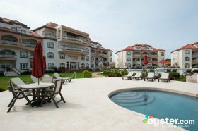 Swim-up Bar am Hauptpool für Getränke und Speisen