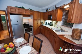 Voll ausgestattete, geräumige Küche im Gardenview Suite mit zwei Schlafzimmern
